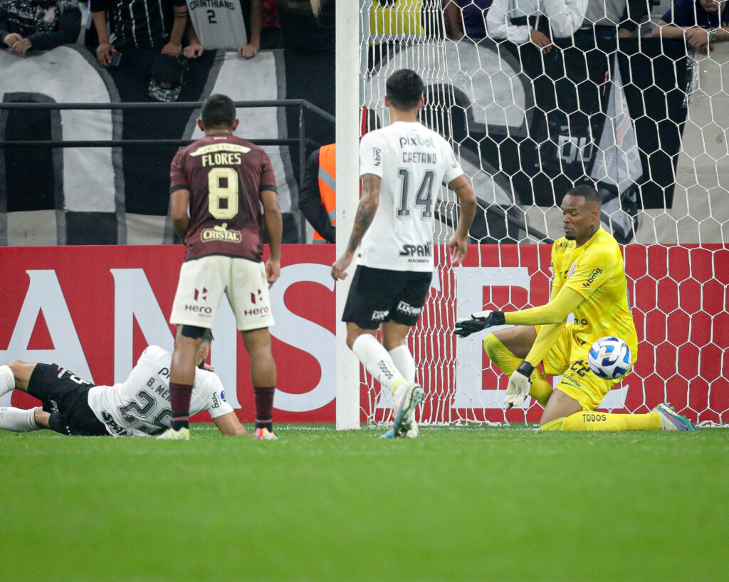 Corinthians e Universitário voltam a campo na próxima terça-feira (18) para a partida de volta dos playoffs da Copa Sul-americana.