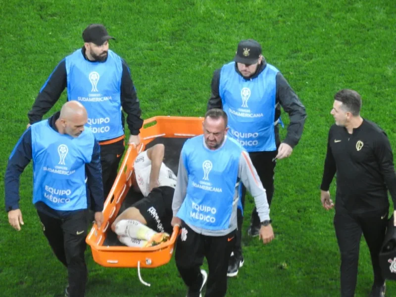 Atacante do Timão sofreu uma pancada no quadril ainda no primeiro tempo do duelo contra o Universitário