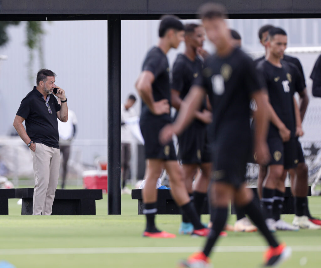  Os valores correspondentes a direitos de imagens que deveriam ser pagos aos jogadores e comissão técnica estão atrasados há 2 meses.