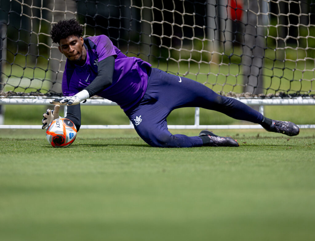 Corinthians precisa registrar o novo contrato de Hugo Souza até esta segunda-feira (13) para ter o goleiro na estreia do Paulistão.
