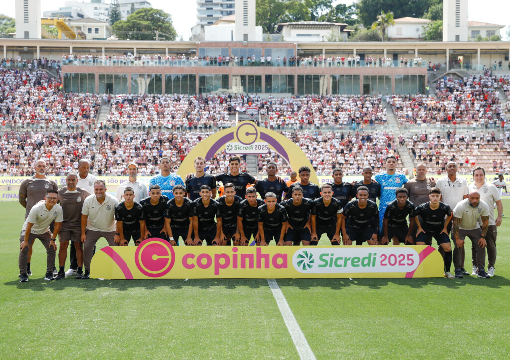 Os líderes do profissional e do departamento de base do Corinthians se reuniram para subir atletas para o profissional.