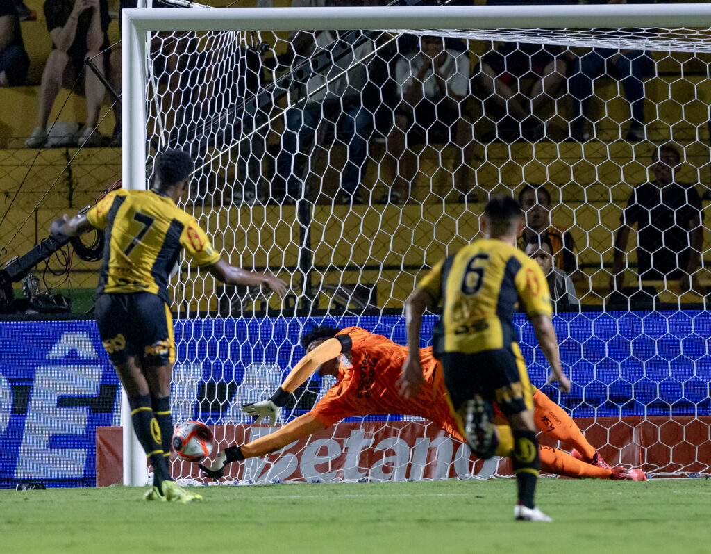 Nesta segunda feira (03), o Corinthians venceu o Novorizontino pelo placar de 1 a 0, fora de casa, com o goleiro Hugo Souza se destacando.