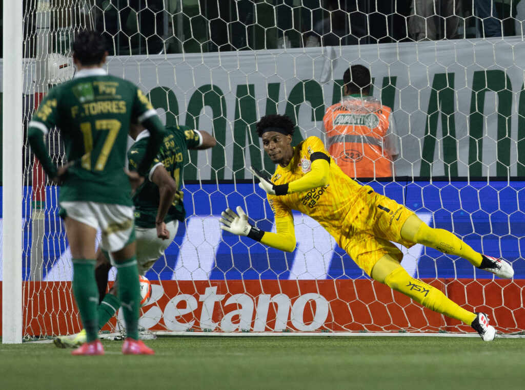 Nesta quinta-feira (06), o Corinthians empatou com o Palmeiras pelo placar de 1 a 1, com Hugo Souza pegando pênaltis.