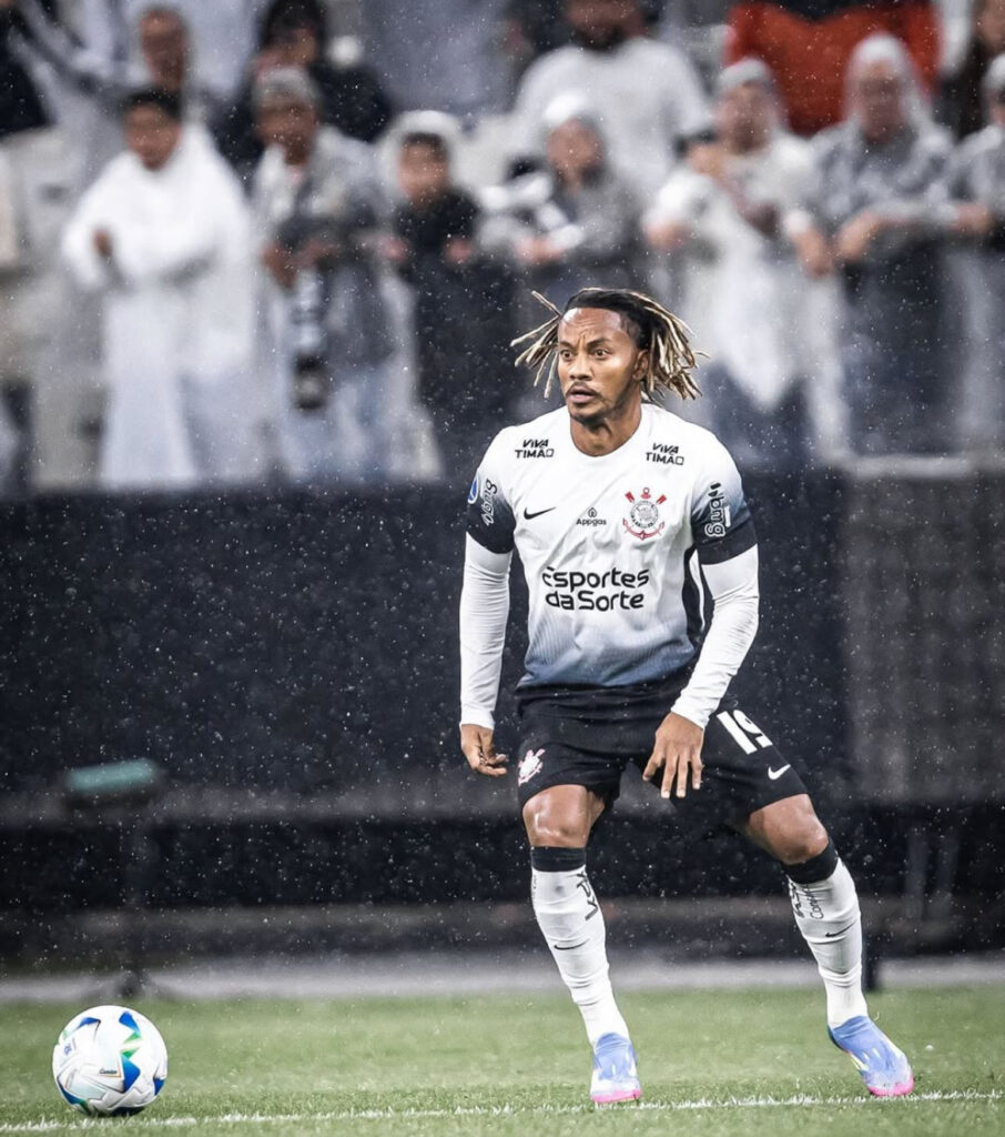 André Carrillo tem uma pequena lesão detectada na coxa e desfalcará a equipe contra o Vitória neste domingo (01). 