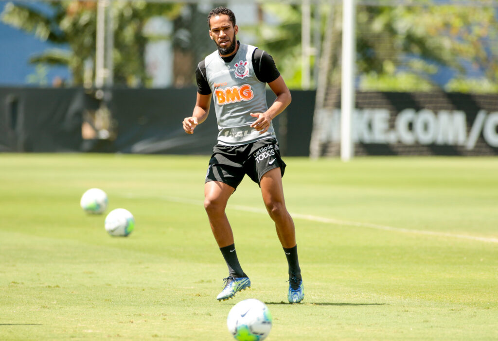 O atacante Everaldo processou o Corinthians para cobrar dívidas trabalhistas que o clube tem com o atleta. O jogador atuou pelo clube em 2019.