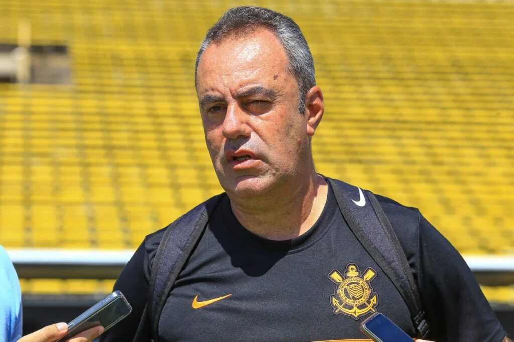 O Corinthians anunciou Robson Zimerman como novo coordenador técnico das categorias de base. Ele assume a função após demissão de Batata.