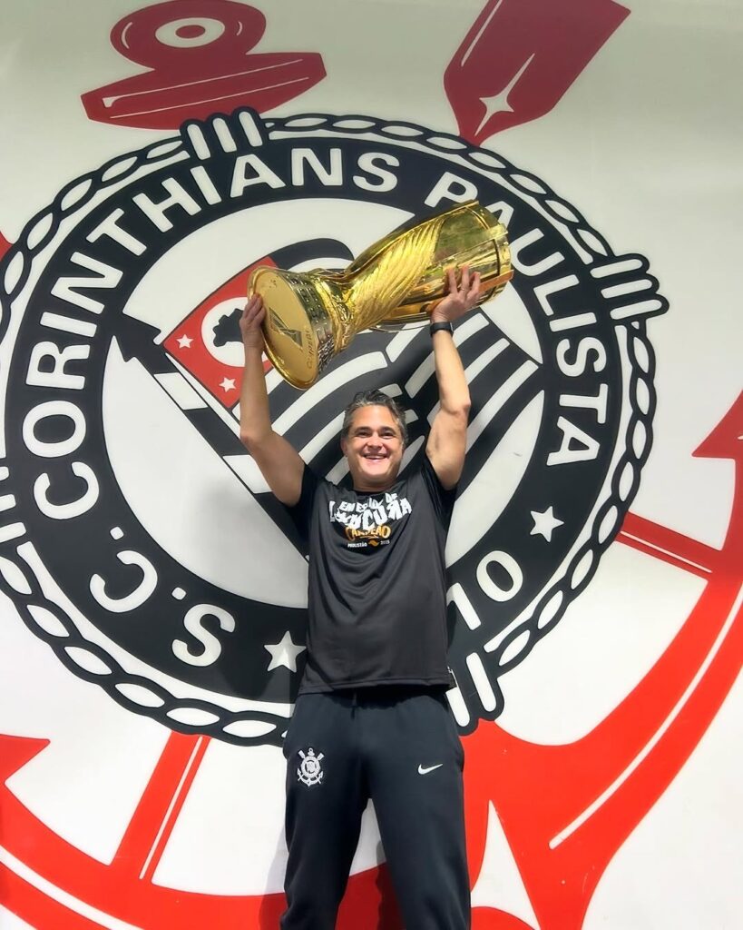 Nesta quarta-feira (02), o Corinthians demitiu Alex Cabrera, fisioterapeuta da equipe profissional masculina. O elenco não recebeu bem a notícia da demissão do integrante do departamento médico.