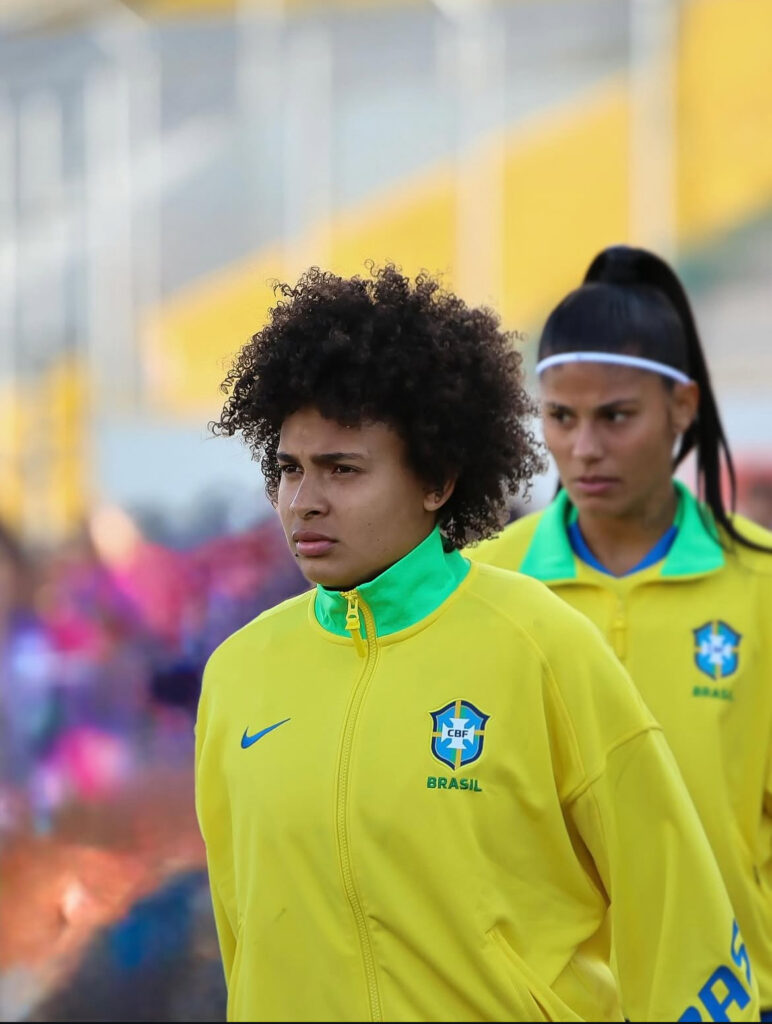 A volante Yaya, que está defendendo a Seleção Brasileira na Copa América Feminina, tomou uma bolada no olho direito no contra a Colômbia.