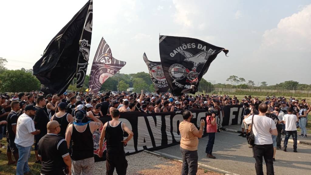 Após a derrota do Corinthians para o São Paulo, os Gaviões da Fiel convocaram a torcida para um protesto em frente ao Parque São Jorge.