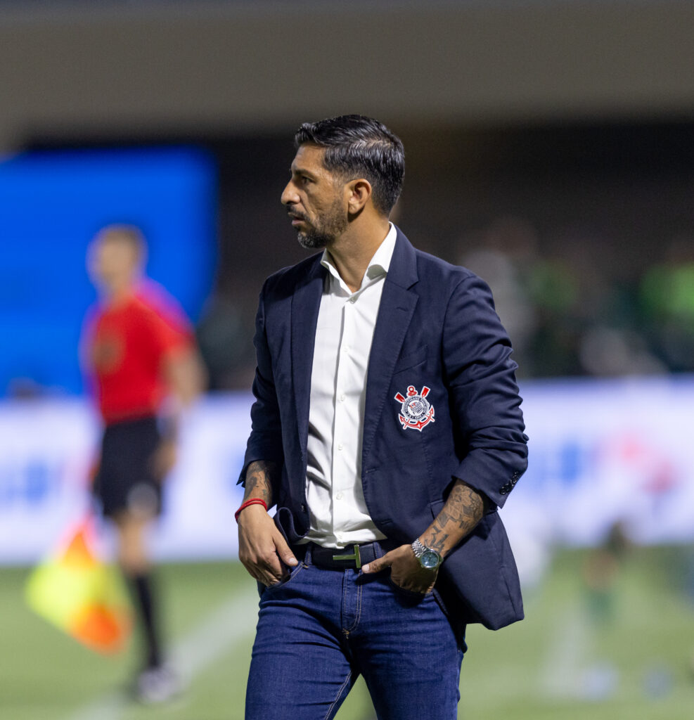 Emiliano Diaz adiciona cláusula que em caso de interesse do Corinthians em tê-lo como técnico, o Olímpia deve liberá-lo de maneira gratuita.