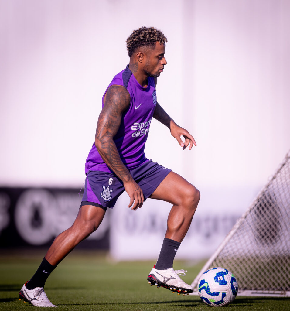 O lateral-esquerdo Diego Palácios não tem treinado com o resto do elenco do Corinthians devida às negociações para deixar a equipe paulista.