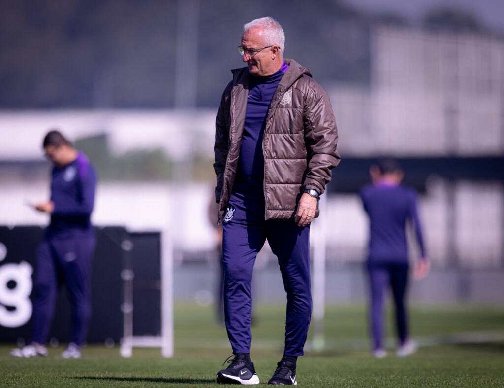O Corinthians voltou para São Paulo e já iniciou os trabalhos com foco no Majestoso deste sábado (19), no MorumBis.