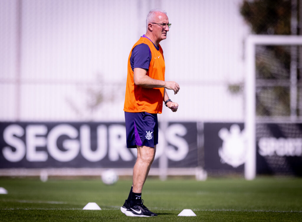 O técnico Dorival Júnior vem enfrentando pressão nos bastidores, e a Fiel cobra desempenho e resultados melhores da equipe.