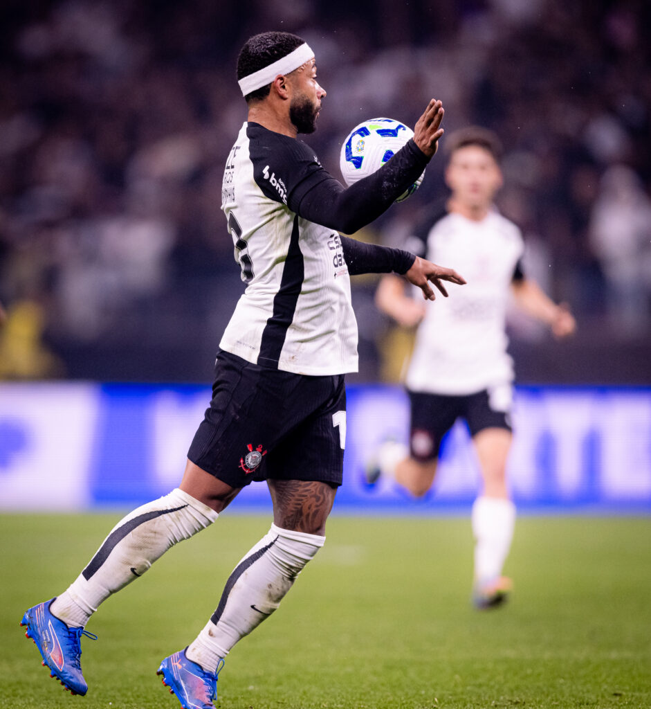 Em uma crise financeira, a diretoria interina do Corinthians estuda maneiras de continuar honrando o contrato de Memphis Depay.