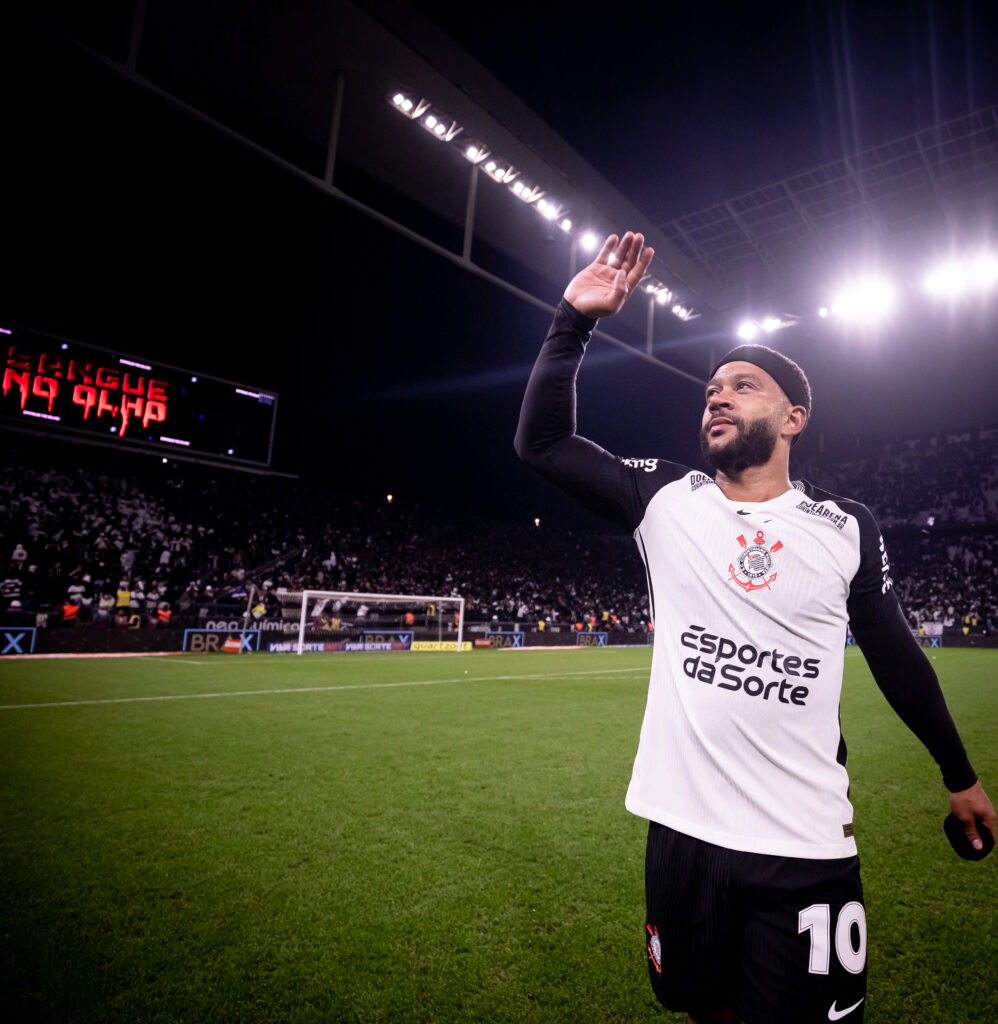 O atacante Memphis Depay participou diretamente de 29 gols da equipe e está próximo de atingir a meta contratual da trigésima participação.