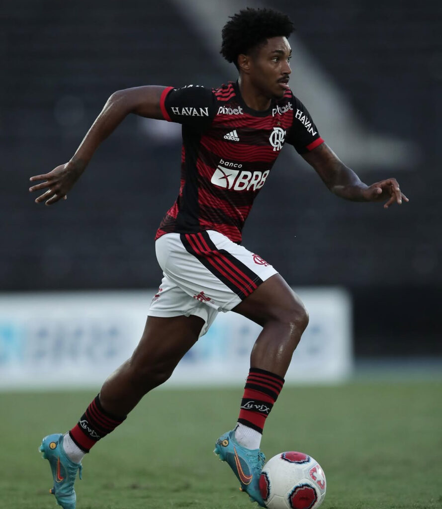 O Corinthians está interessado na contratação de Vitinho, ex-Botafogo e Flamengo. Atualmente, o atleta está livre no mercado.