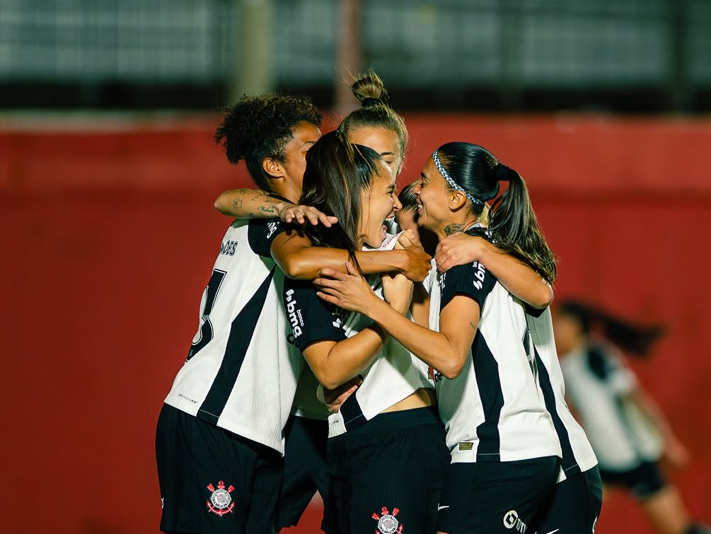 Neste sábado (09), o Corinthians vai enfrentar o Bahia, às 18h, no Batistão, em Aracaju, pelo Campeonato Brasileiro Feminino. 