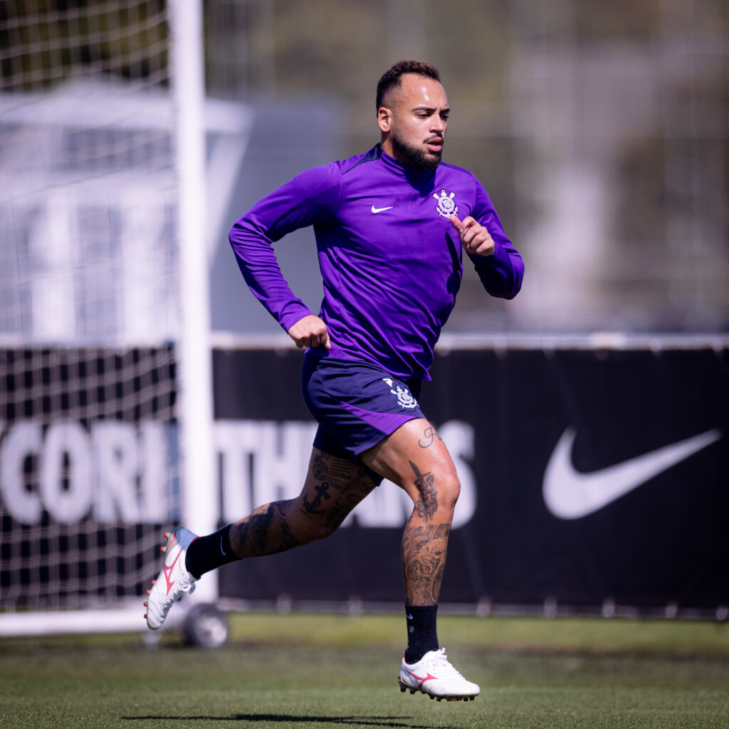 O volante Maycon iniciou, na última sexta-feira (01), a fase de transição ao gramado, sob supervisão da preparação física do Corinthians