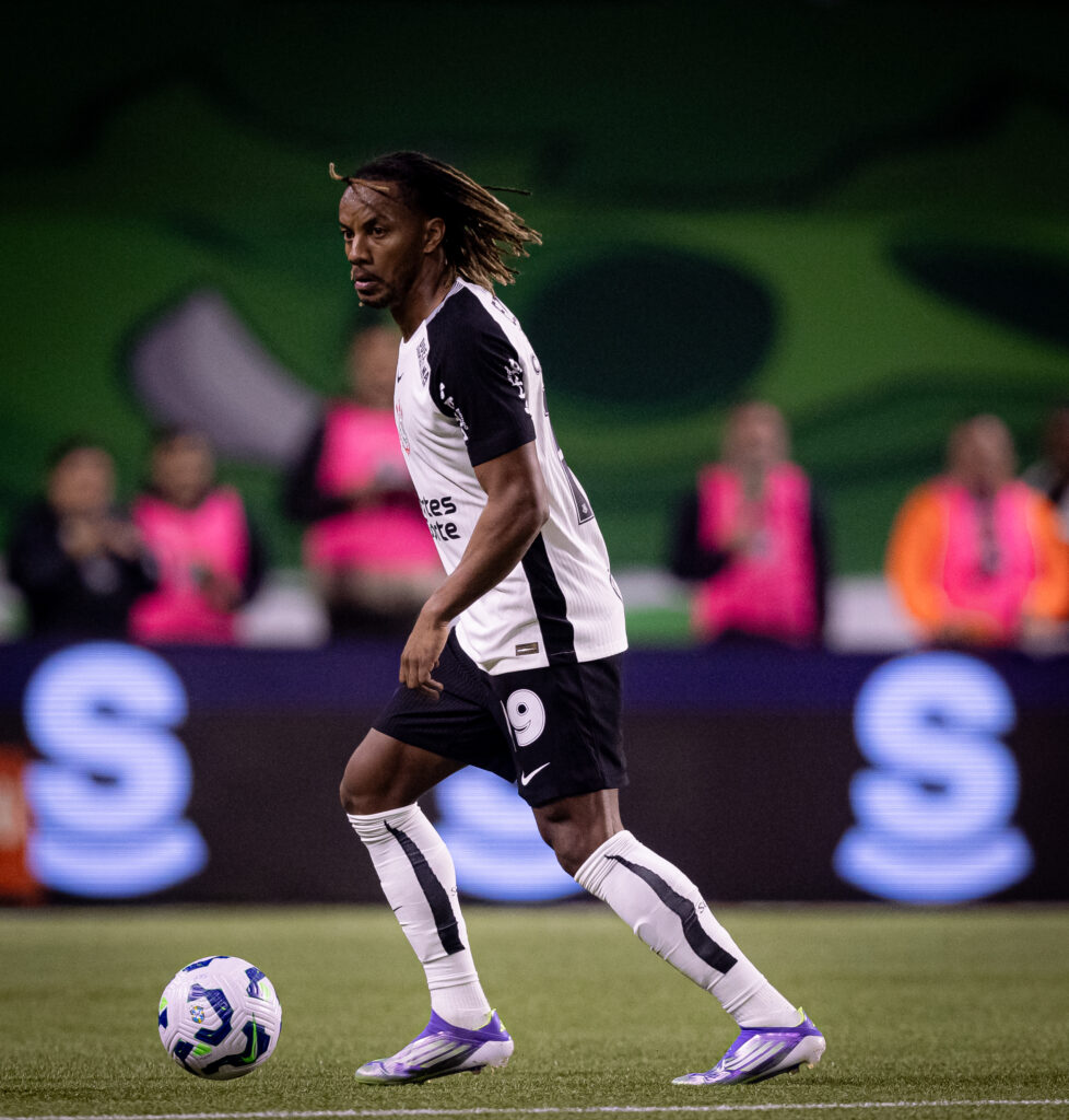 Na manhã do último sábado (9), o meia André Carrillo passou por uma cirurgia para corrigir uma lesão ligamentar no tornozelo esquerdo.