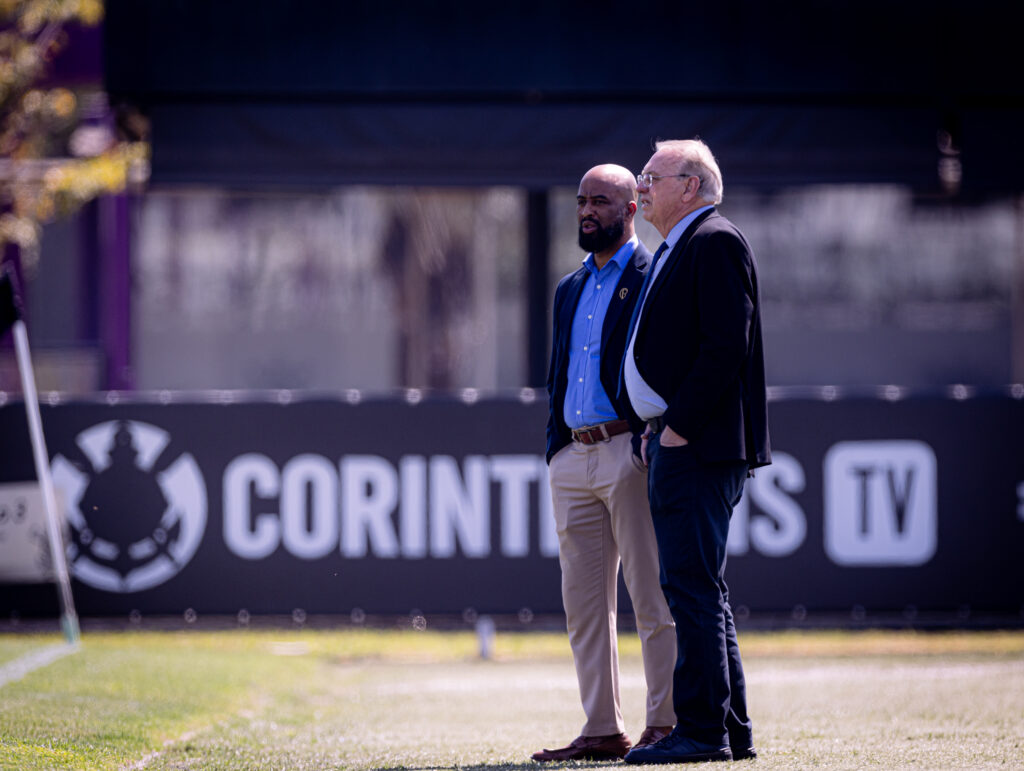 Apesar do transfer ban em vigor, o Corinthians continua monitorando o mercado e mantendo contato direto com atletas.