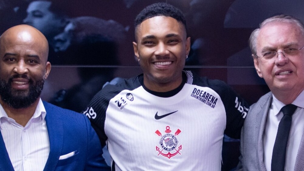 Nesta segunda-feira (11), o Corinthians anunciou a contratação do atacante Vitinho, ex Al-Ettifaq e Flamengo.