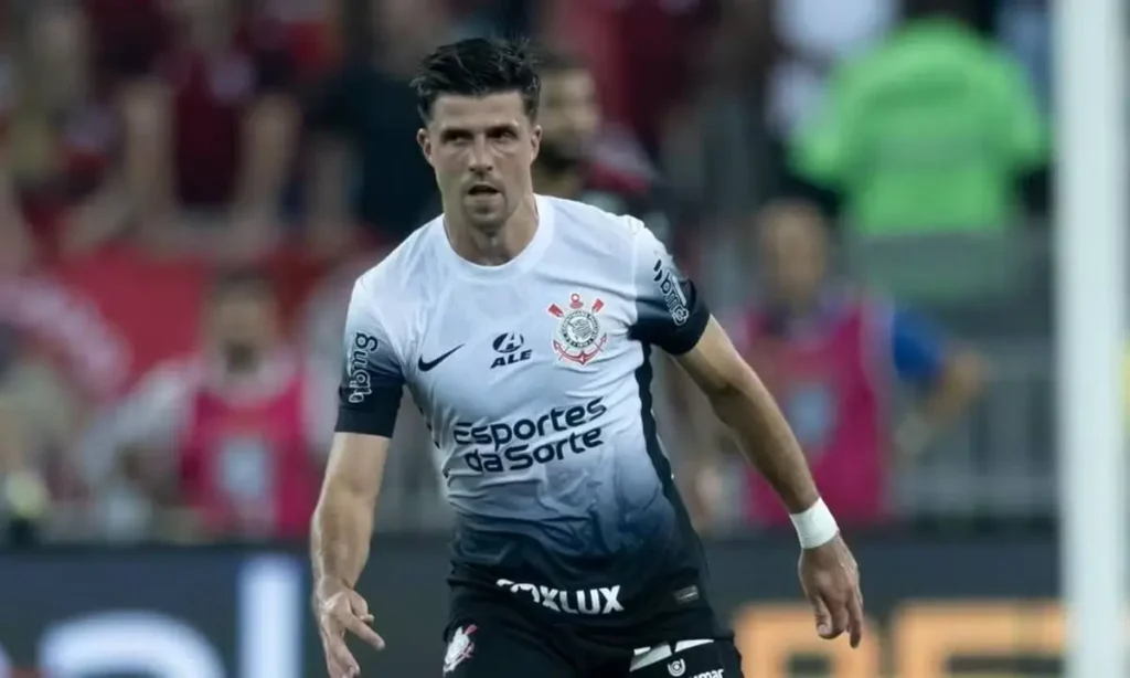 O Corinthians anunciou nesta terça-feira o afastamento do atacante Héctor Hernández. A partir de agora, o atleta treinará separado do elenco.