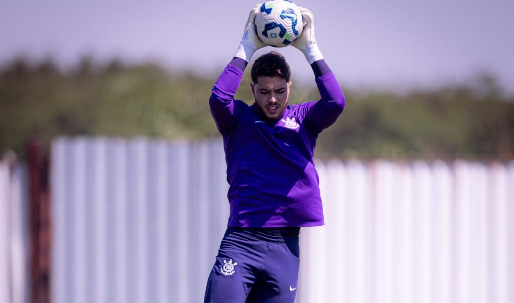 O Corinthians decidiu manter o goleiro Felipe Longo no elenco e não o liberou para disputar a Copa do Mundo Sub-20.