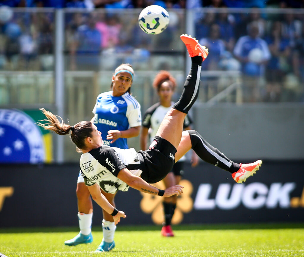 Cruzeiro e Corinthians empataram por 2 a 2 no jogo de ida da final do Brasileirão Feminino em recorde de público no Independência.
