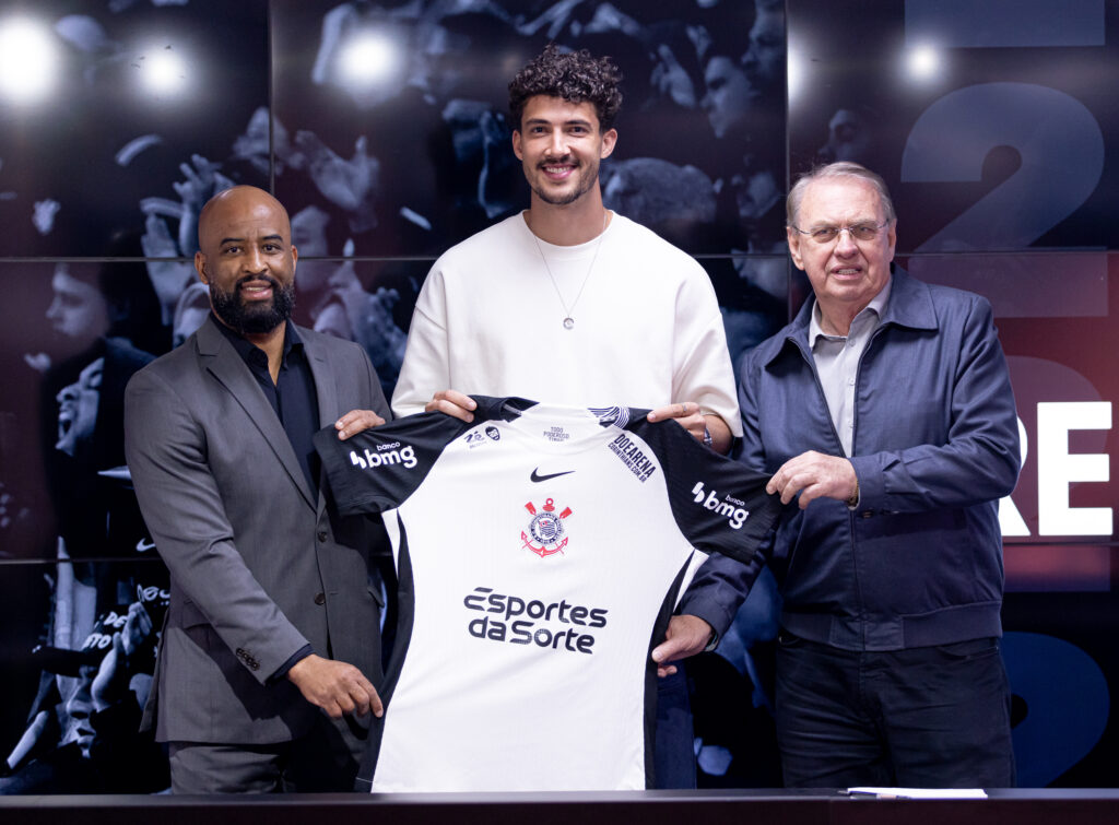 Na manhã desta segunda-feira (08), o Corinthians anunciou a renovação de contrato do zagueiro Gustavo Henrique até 2027.