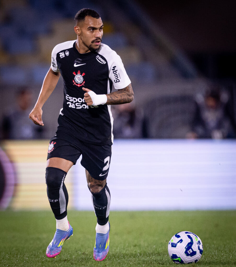 O lateral Matheuzinho marcou seu segundo gol de falta no Brasileirão e igualou Hulk como o jogador com mais gols desse tipo na competição.