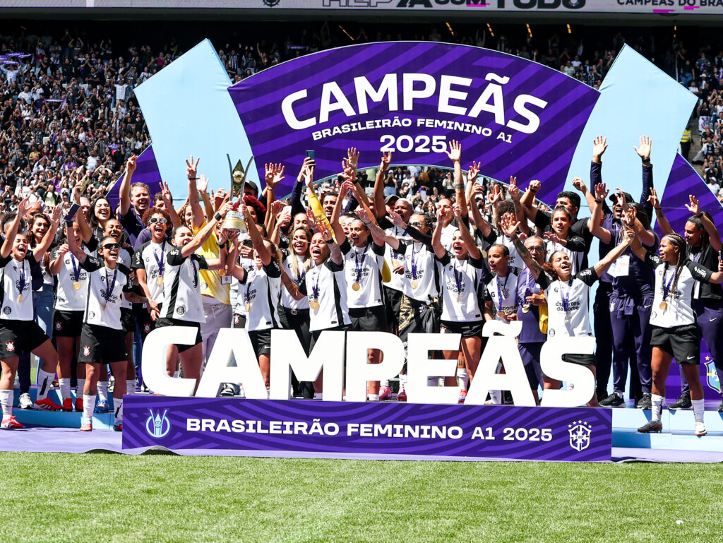 Na manhã deste domingo (14), o Corinthians Feminino venceu o Cruzeiro por 1 a 0 e se consagrou heptacampeão do Brasileirão Feminino.