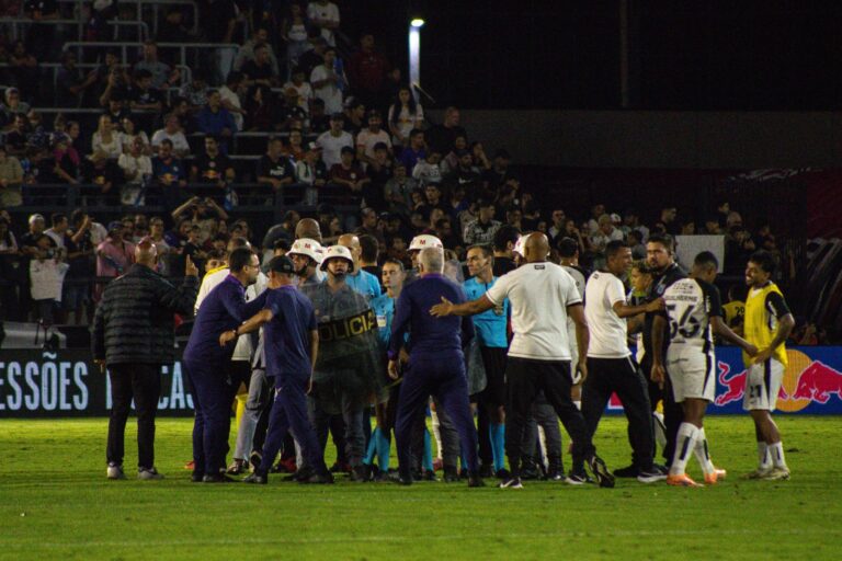 Comissão técnica e equipe do Corinthians entrando no campo após polêmicas