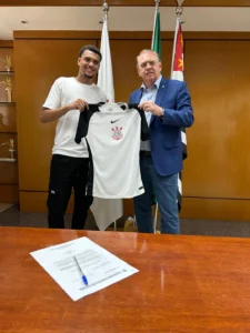 Cauã Ribeiro ao lado do presidente do clube, Osmar Stabili