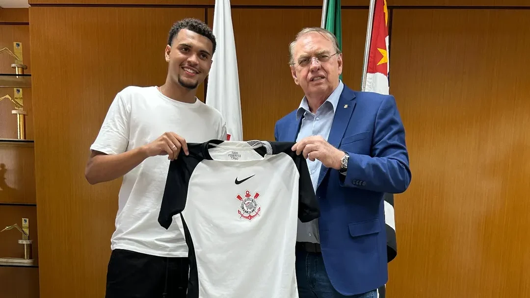 Cauã Ribeiro ao lado do presidente do clube, Osmar Stabili