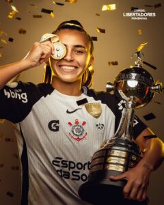 Mariza Nascimento com a taça da libertadores