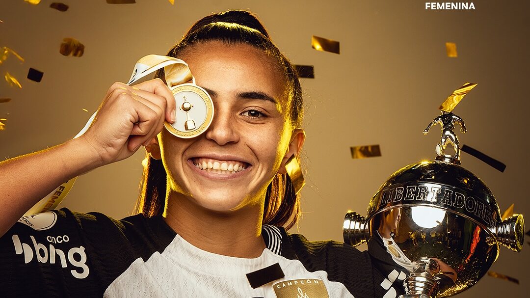 Mariza Nascimento com a taça da libertadores