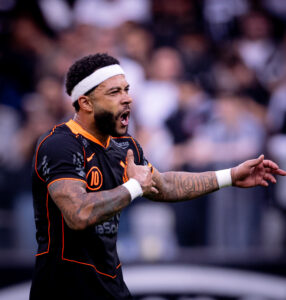 Memphis Depay no jogo contra o Grêmio