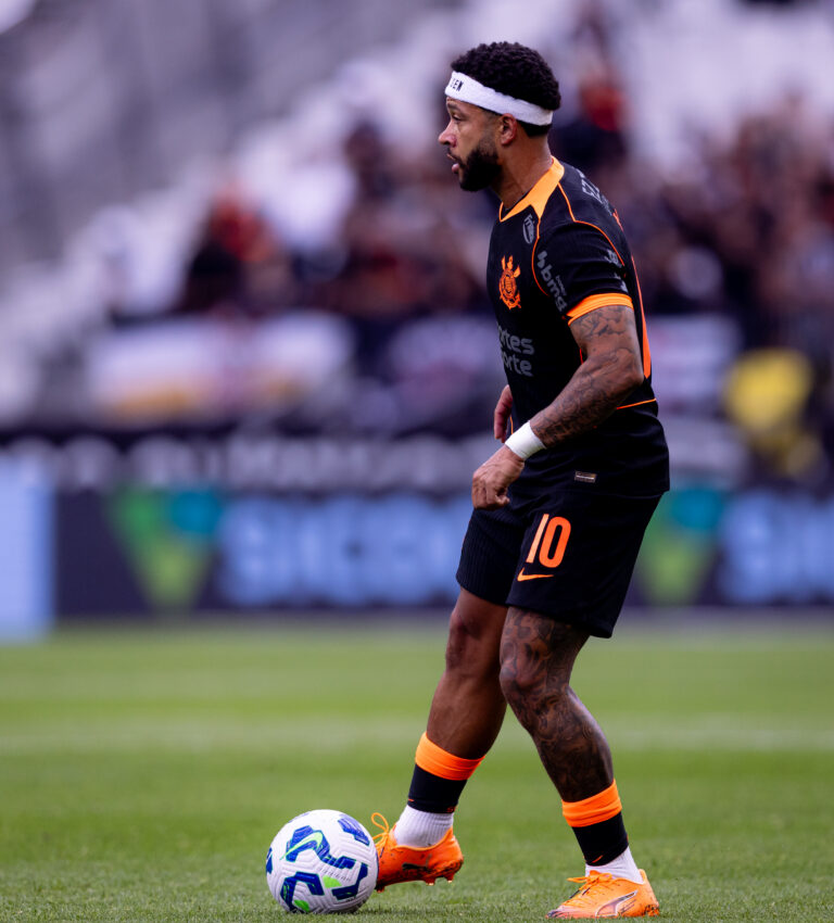 Memphis Depay com a bola, Corinthians x Ceará