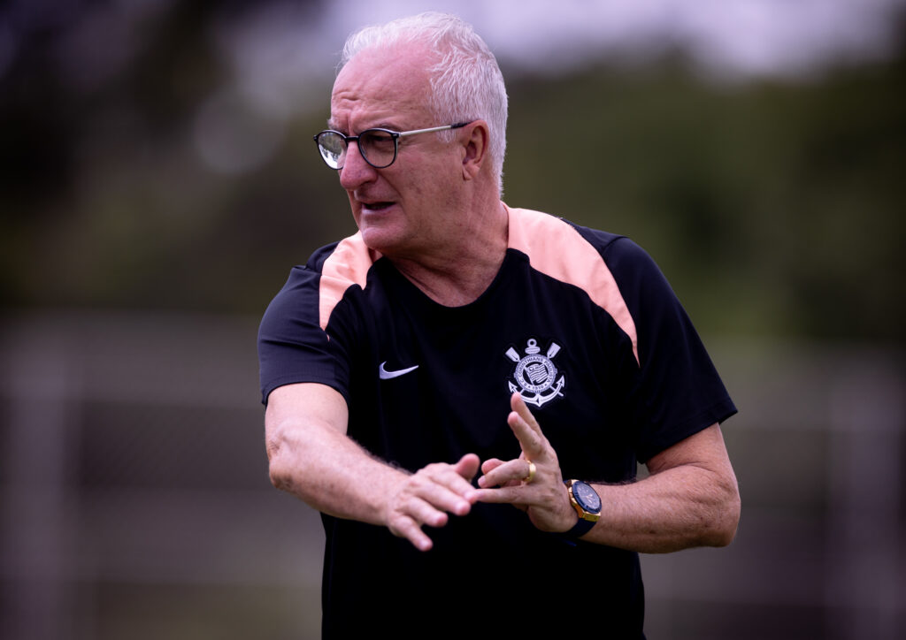 Dorival Júnior em treino do Corinthians na manhã deste sábado (24) 