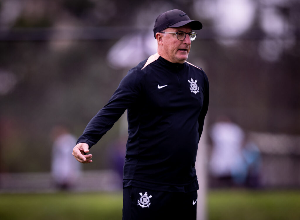 Dorival Júnior comandando o treino do Corinthians 

