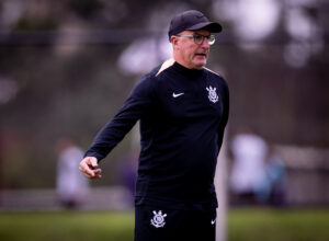 Dorival Júnior comandando treino do Corinthians